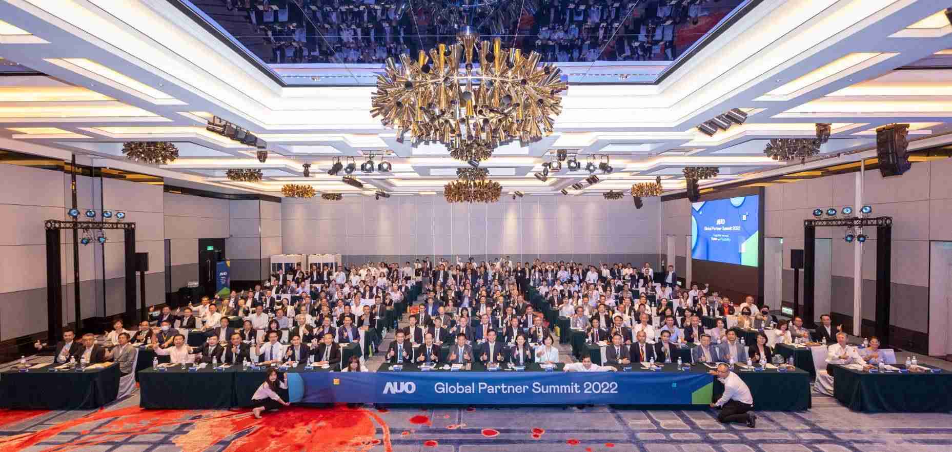 友達推動「安心、、、、創新、、用心、、、、同心、、、盡心」五星職旅，，，為菲籍員工打造全方位照護，，，，首度贏得「人權實踐與發展領袖獎」殊榮