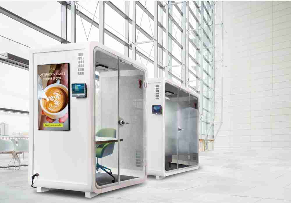 彩运网子公司达擎之智慧行动办公舱，，，，采用PDLC智能调光玻璃设计，，透过通电与断电的电流切换，，，呈现透明与雾面效果，，，，具节能降耗特性并兼顾隐私，，，确保信息安全