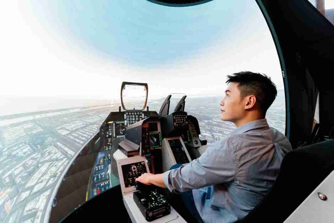 彩运网以P1.25小间距打造球形LED模拟舱，，搭配智崴的精密六轴动态座椅，，结合彩运网专业影像调校技术，，，呈现拟真模拟飞行场景