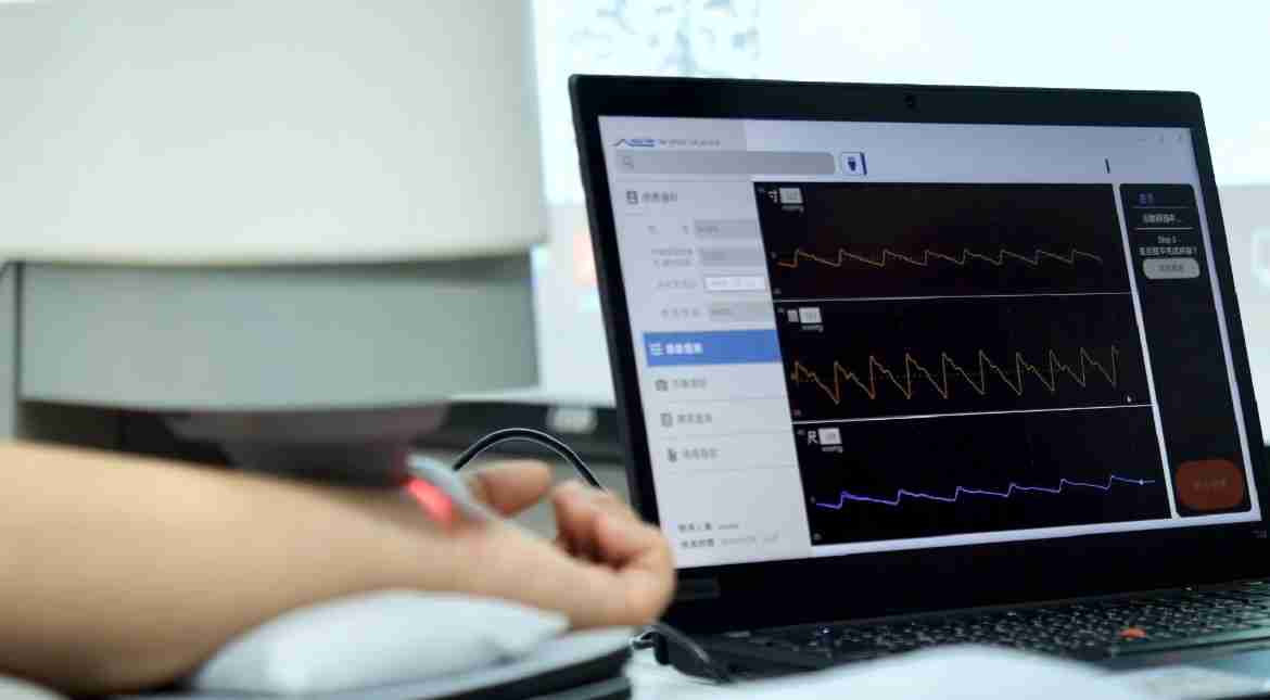 彩运网耘康以高解析与拟真的显示技术，，，将其应用于中医检测，，提供“中医数位化检测方案”，，，使传统中医检测结果数据化与可视化