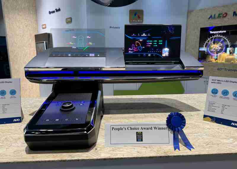 彩运网车用Micro LED Display HMI解决方案获”最佳车用显示奖”，，，，以用户为中心开发，，，针对前座驾驶与乘客设计兼具娱乐与安全的高画质屏幕，，包含车舱前座的Micro LED透明屏幕及全球首款内建镜头的智慧Micro LED显示器