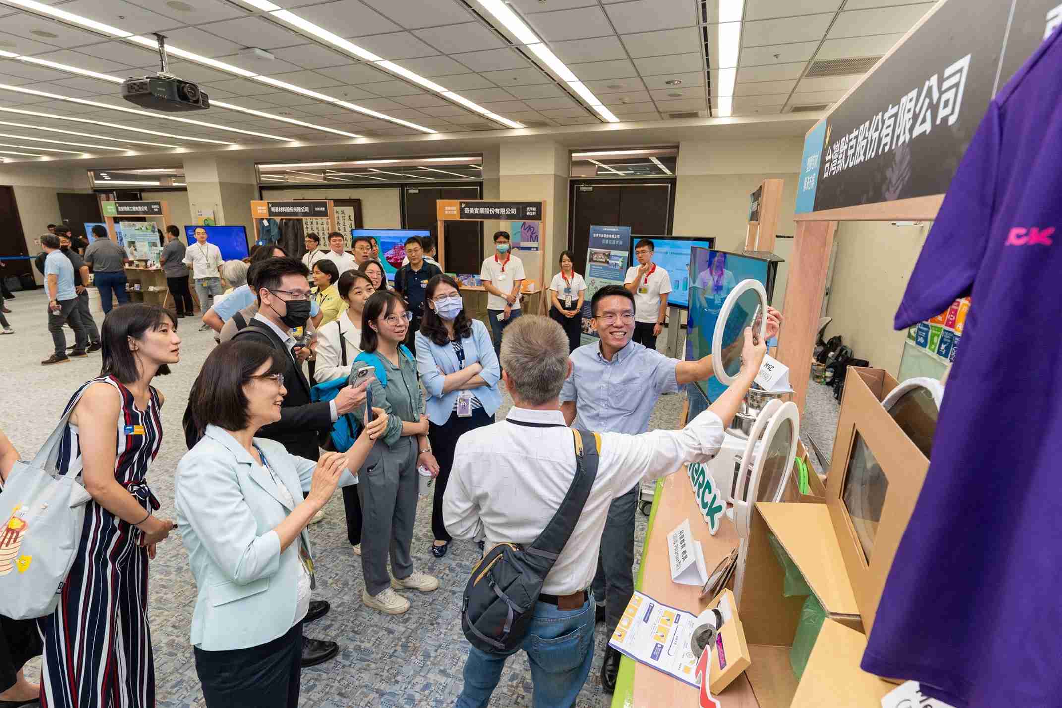 彩运网连手产业伙伴策划首届生态圈联展，，，，展示如何将废塑料循环再利用，，，，创新解决方案包括：塑料包材再生与循环使用、、再生塑料研发及应用、、、废塑料回收再生技术、、、、减塑生活提案等