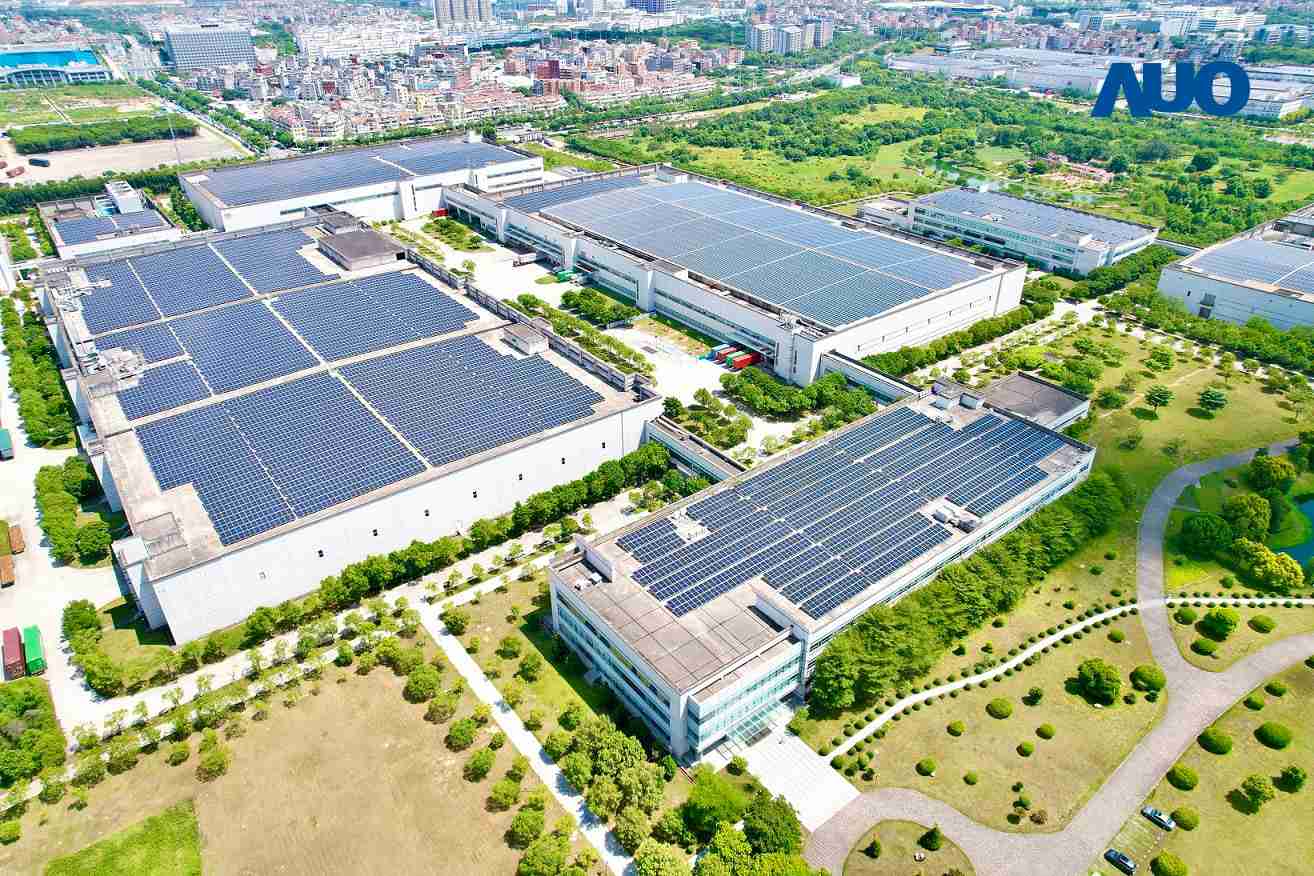 彩运网厦门推动智能制造同时，，，透过绿电创能纵深推进绿色转型，，厂区全屋顶铺设太阳能光伏板，，，每年太阳能发电 2,600多万度